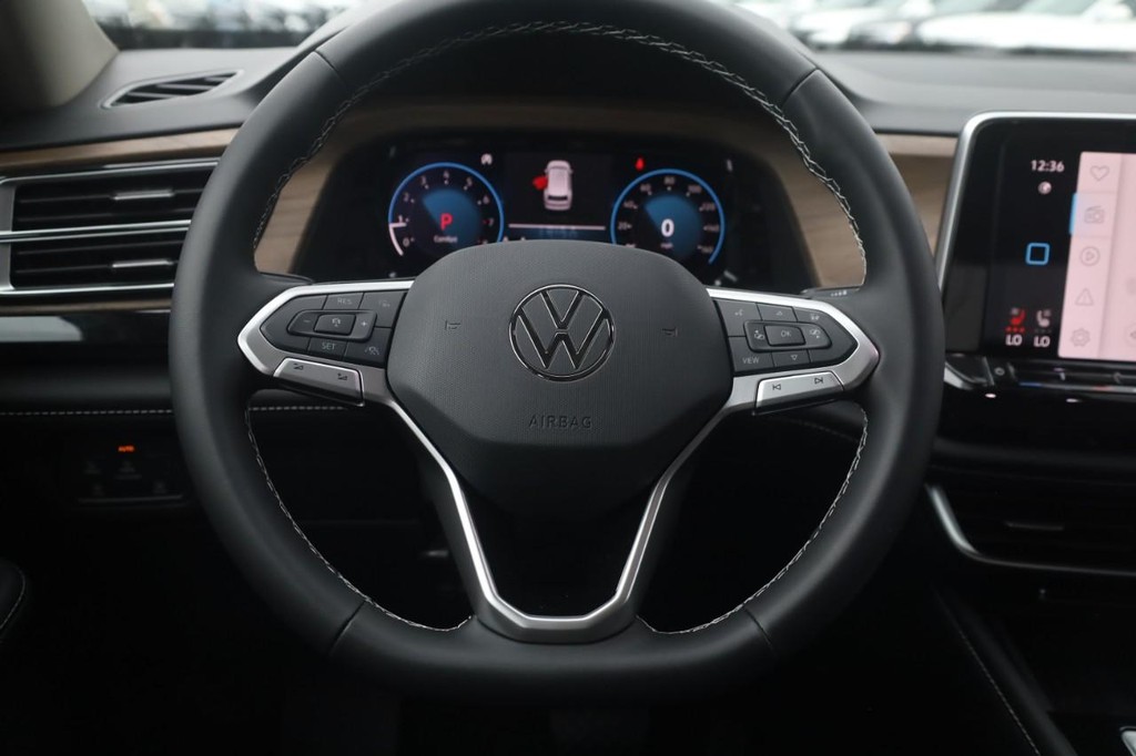 Volkswagen Atlas Vehicle Full-screen Gallery Image 8