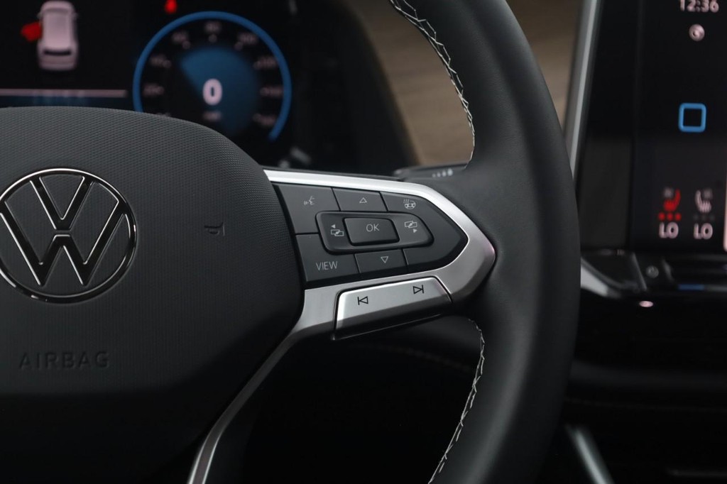 Volkswagen Atlas Vehicle Full-screen Gallery Image 9
