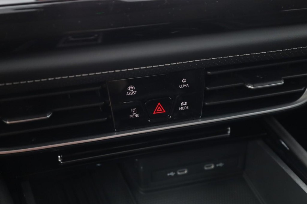 Volkswagen Atlas Vehicle Full-screen Gallery Image 16