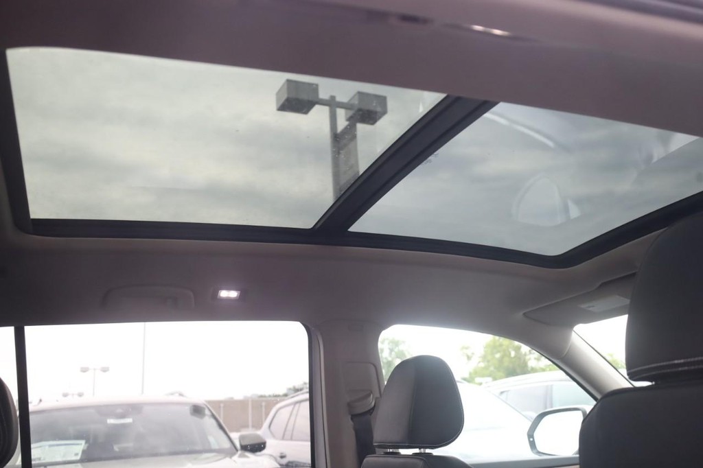 Volkswagen Atlas Vehicle Full-screen Gallery Image 22