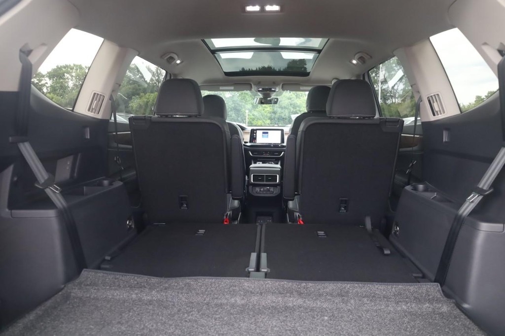 Volkswagen Atlas Vehicle Full-screen Gallery Image 25