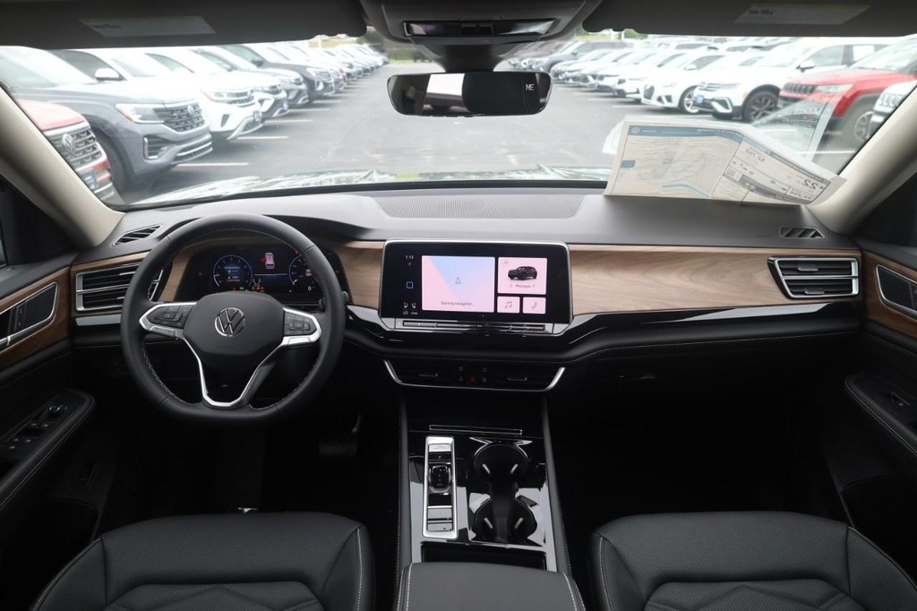 Volkswagen Atlas Vehicle Full-screen Gallery Image 7