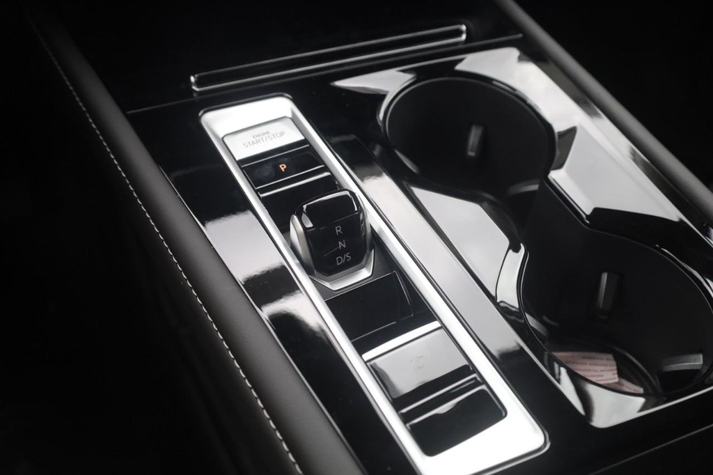 Volkswagen Atlas Vehicle Full-screen Gallery Image 17
