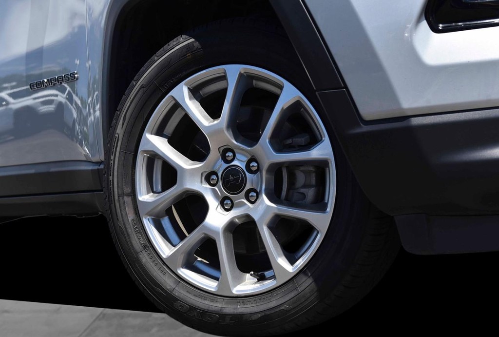 Jeep Compass Vehicle Full-screen Gallery Image 3