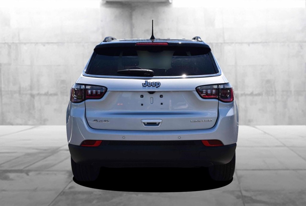 Jeep Compass Vehicle Full-screen Gallery Image 6