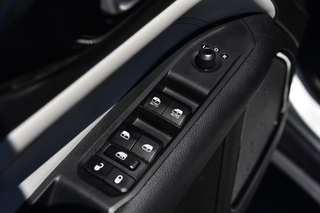 Jeep Compass Vehicle Full-screen Gallery Image 8