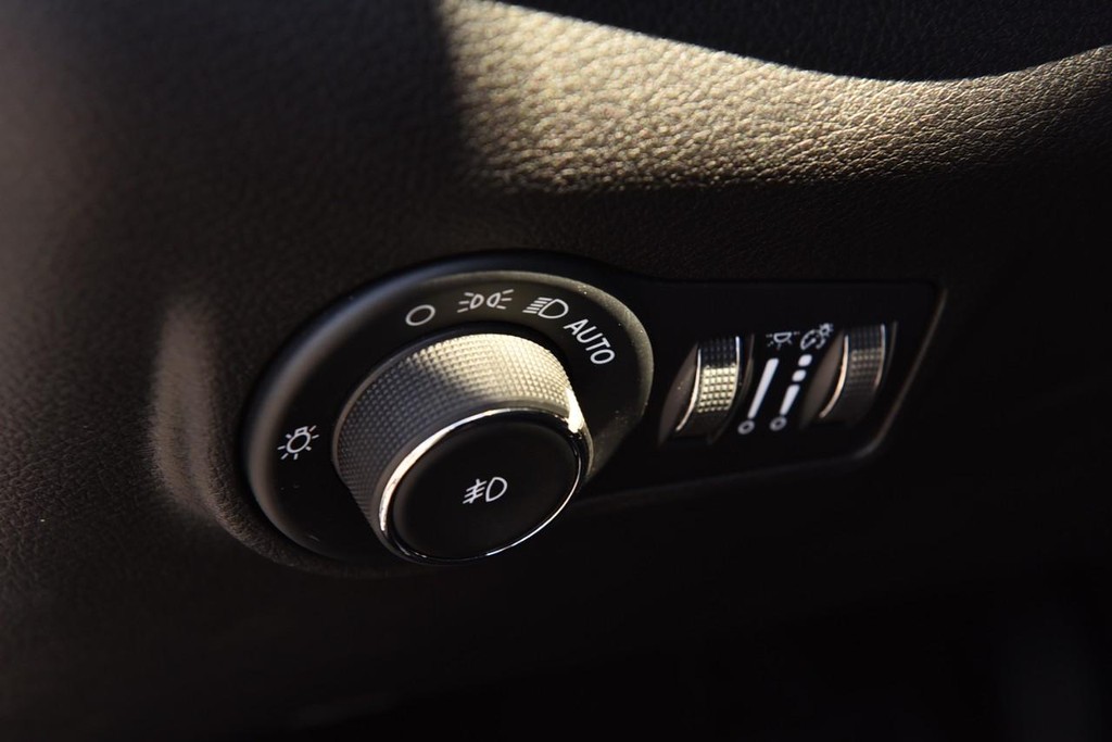 Jeep Compass Vehicle Full-screen Gallery Image 11