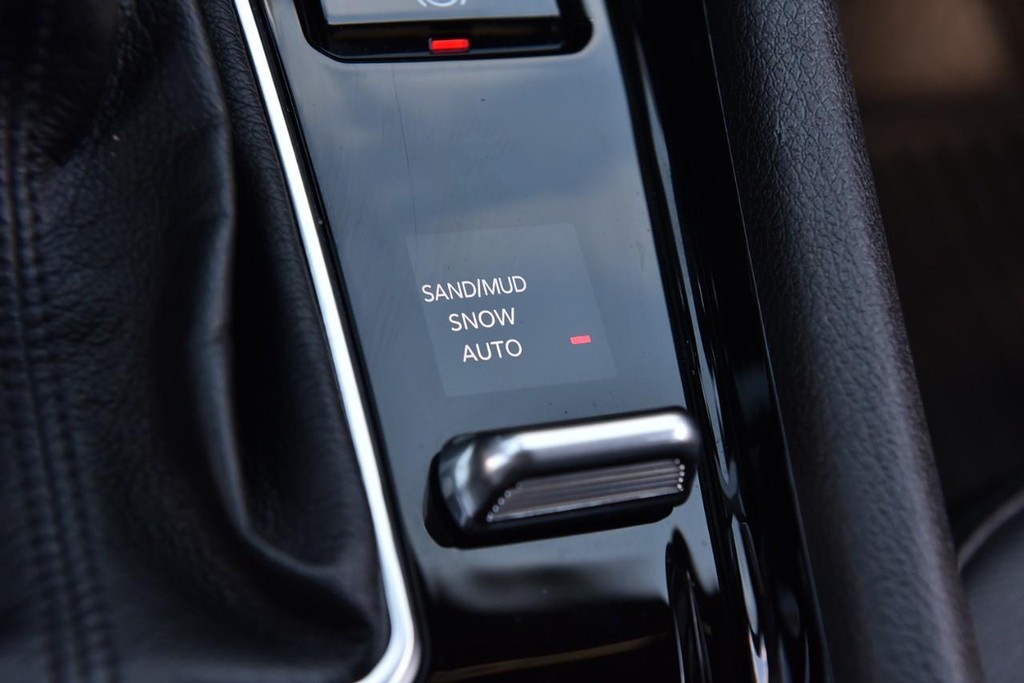Jeep Compass Vehicle Full-screen Gallery Image 17