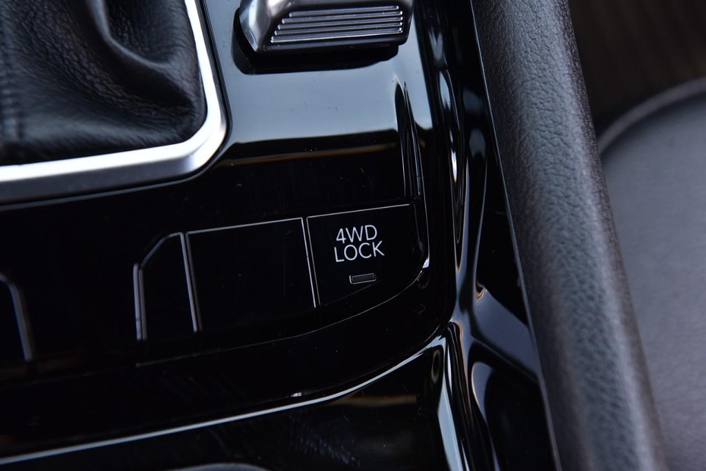 Jeep Compass Vehicle Full-screen Gallery Image 18