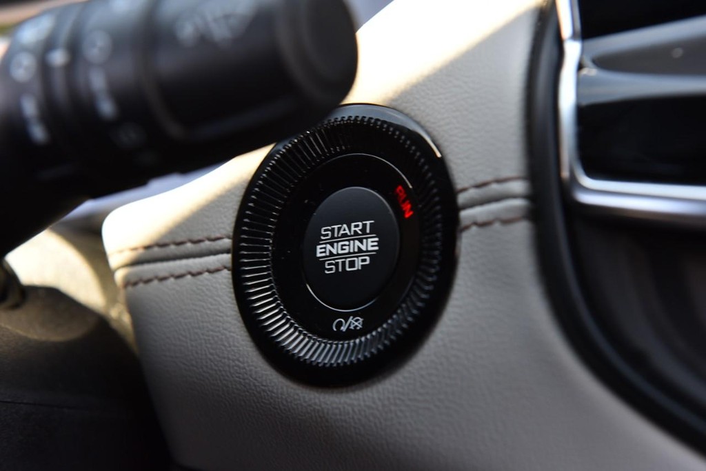 Jeep Compass Vehicle Full-screen Gallery Image 19