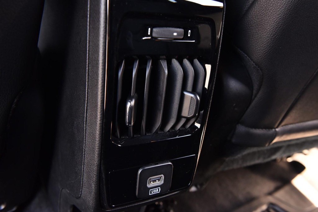 Jeep Compass Vehicle Full-screen Gallery Image 24