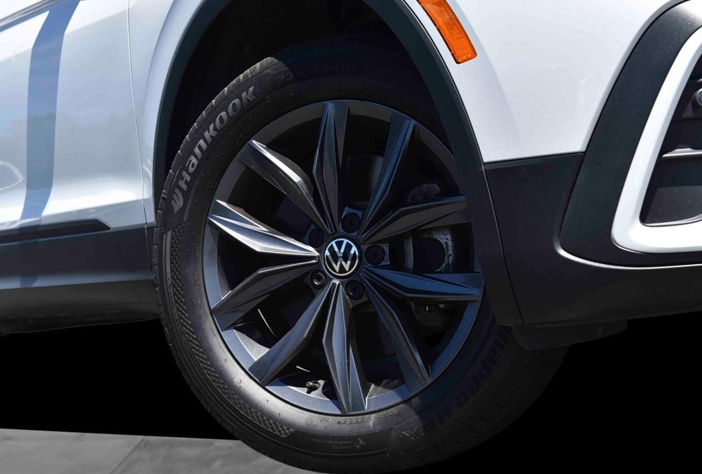 Volkswagen Tiguan Vehicle Full-screen Gallery Image 3