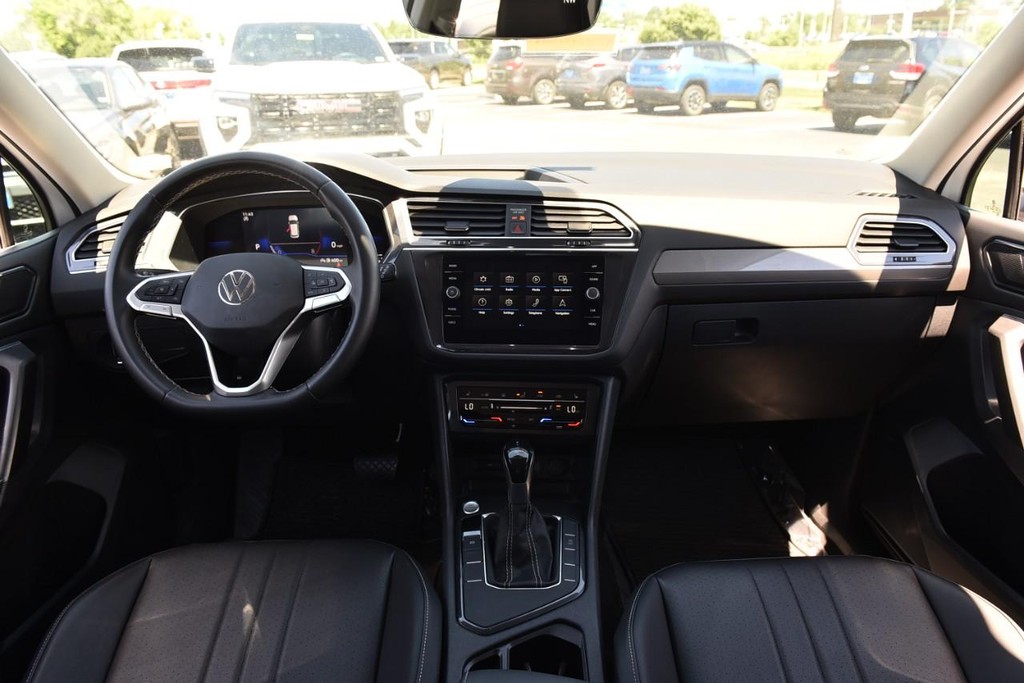 Volkswagen Tiguan Vehicle Full-screen Gallery Image 7