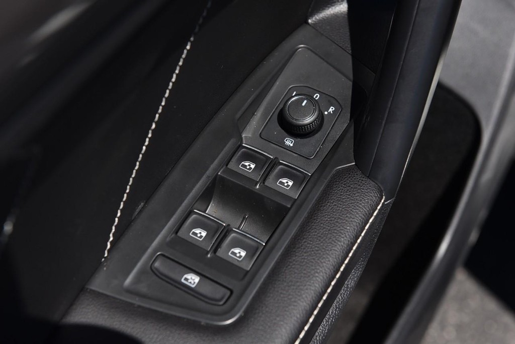 Volkswagen Tiguan Vehicle Full-screen Gallery Image 8