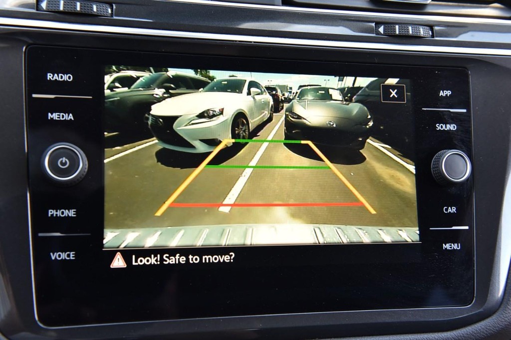 Volkswagen Tiguan Vehicle Full-screen Gallery Image 12