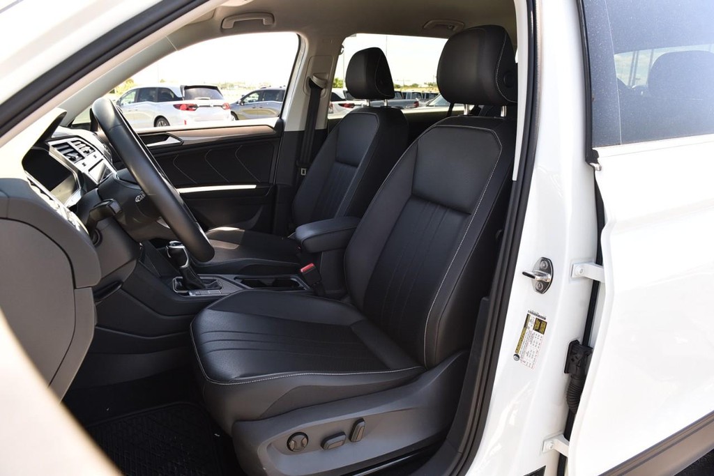 Volkswagen Tiguan Vehicle Full-screen Gallery Image 18