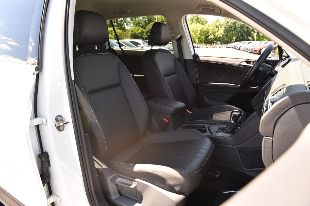 Volkswagen Tiguan Vehicle Full-screen Gallery Image 19