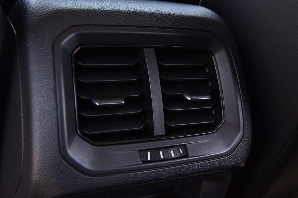 Volkswagen Tiguan Vehicle Full-screen Gallery Image 21