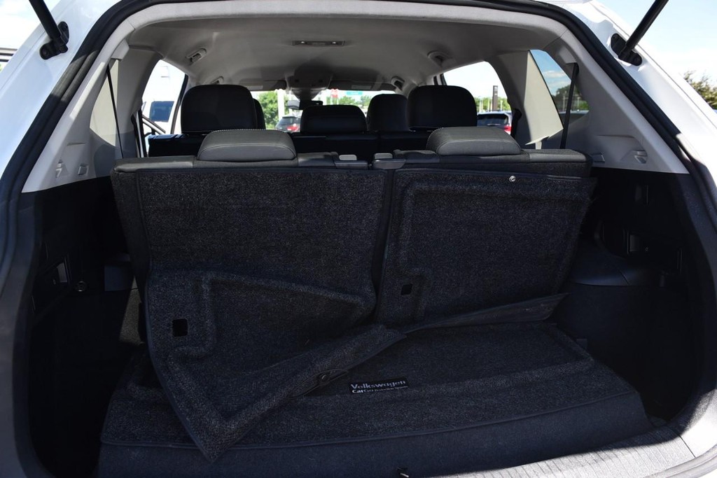 Volkswagen Tiguan Vehicle Full-screen Gallery Image 24