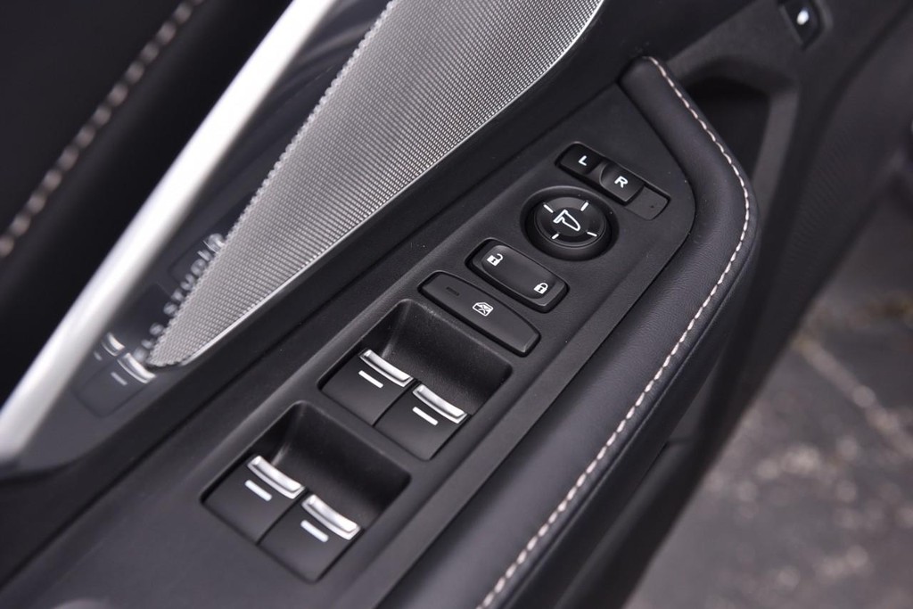 Acura RDX Vehicle Full-screen Gallery Image 08