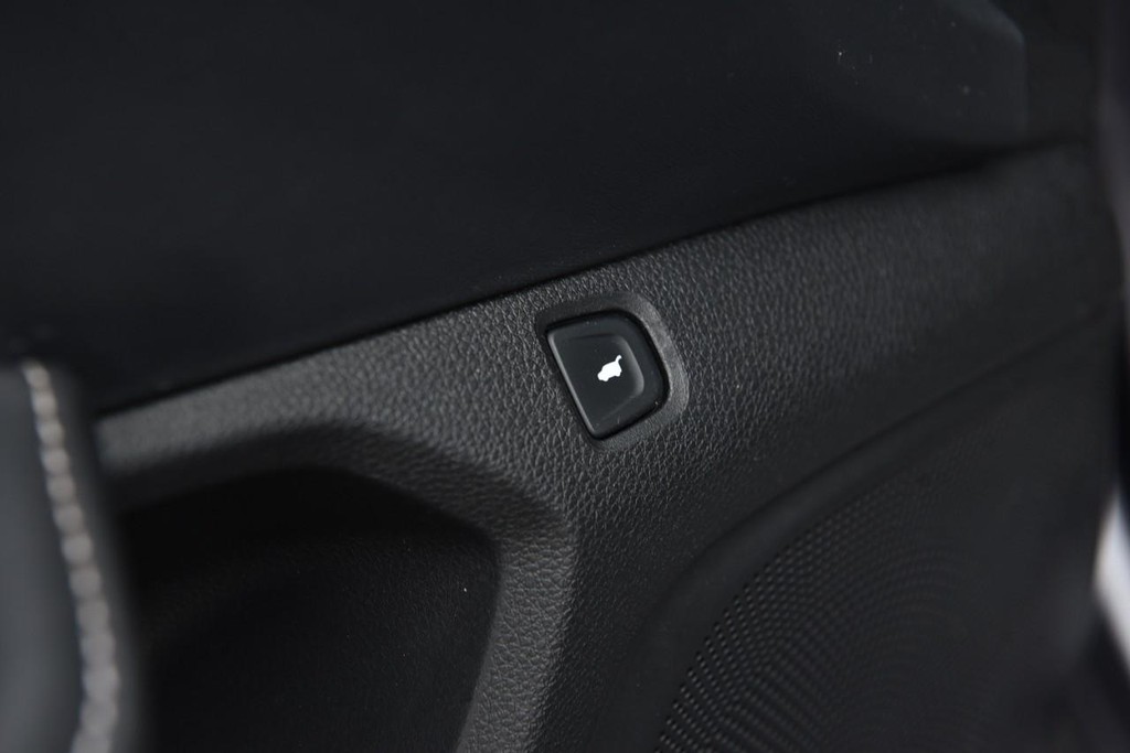 Acura RDX Vehicle Full-screen Gallery Image 09