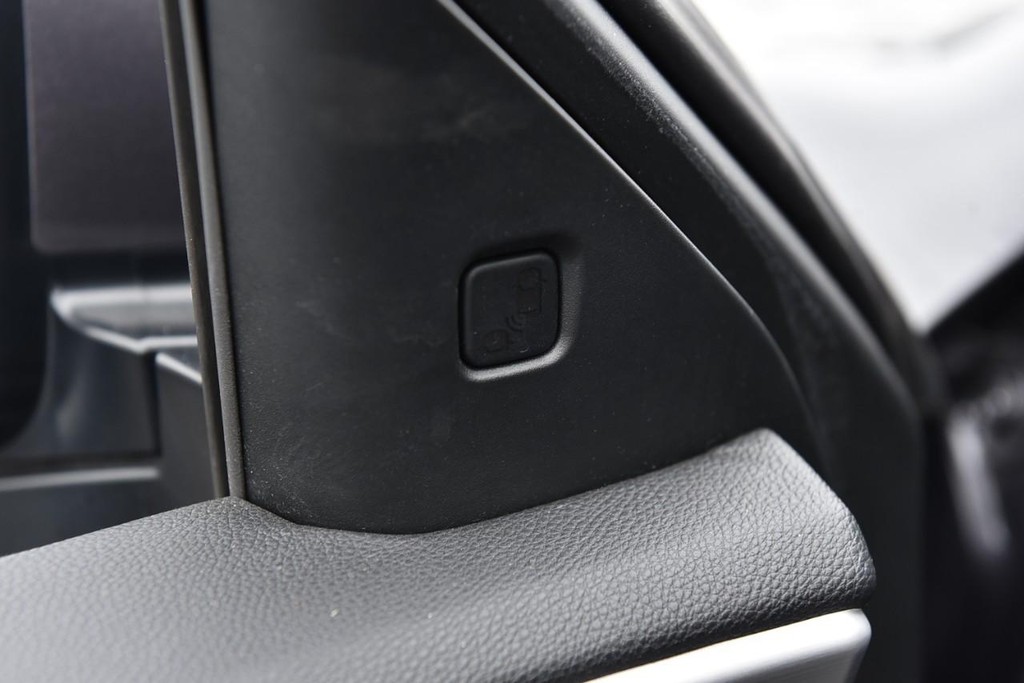 Acura RDX Vehicle Full-screen Gallery Image 11