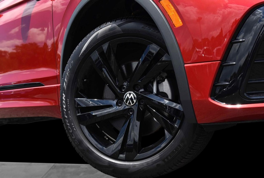 Volkswagen Tiguan Vehicle Full-screen Gallery Image 3