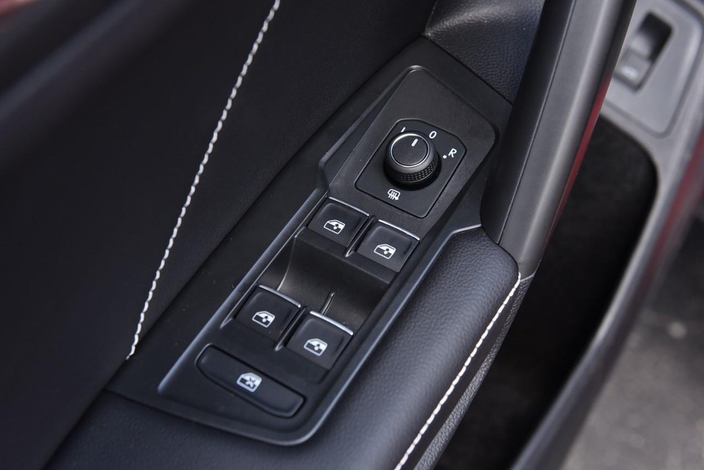 Volkswagen Tiguan Vehicle Full-screen Gallery Image 8