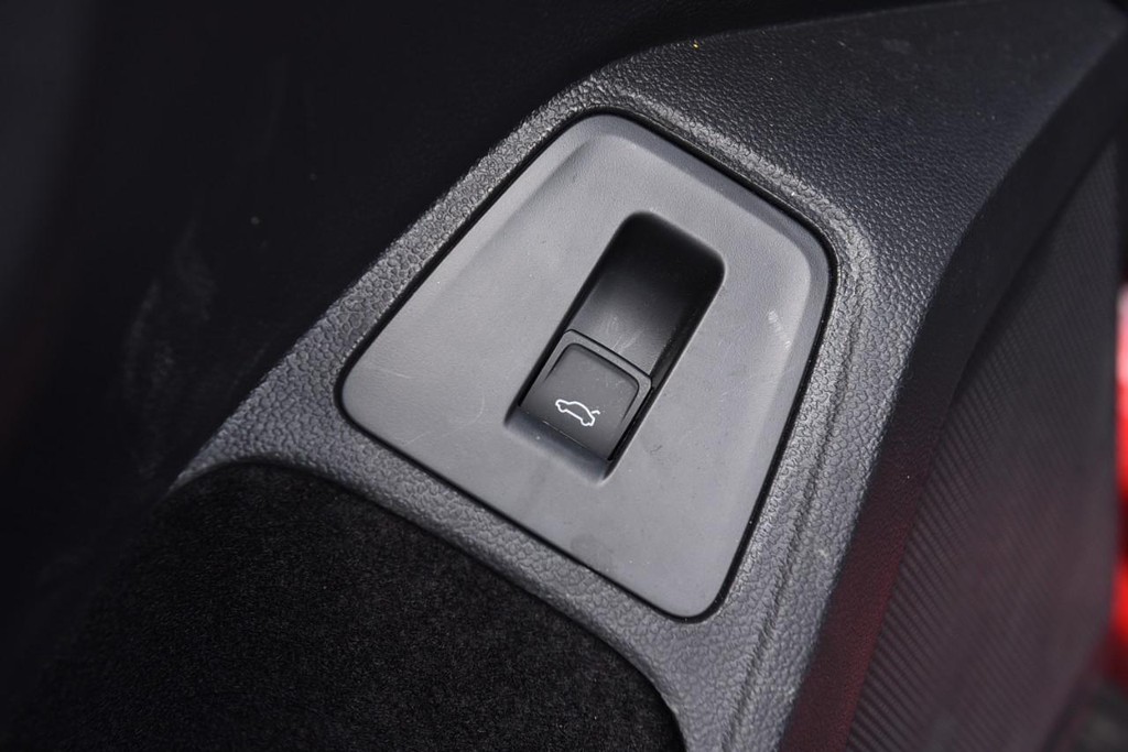 Volkswagen Tiguan Vehicle Full-screen Gallery Image 9