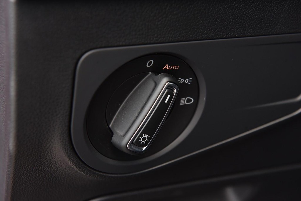 Volkswagen Tiguan Vehicle Full-screen Gallery Image 11