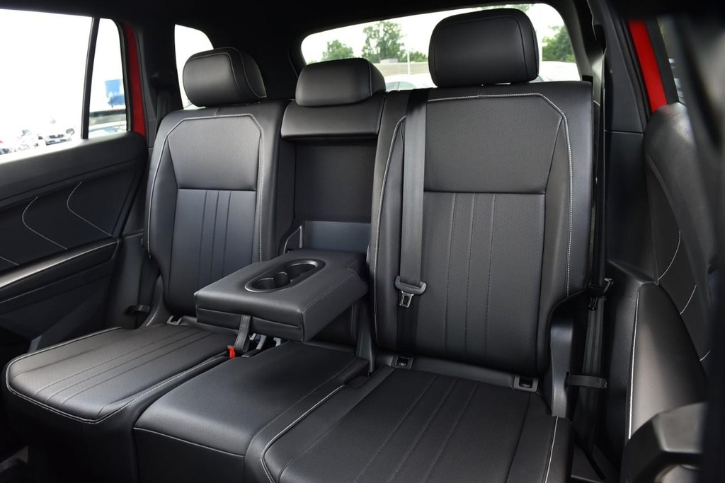 Volkswagen Tiguan Vehicle Full-screen Gallery Image 23