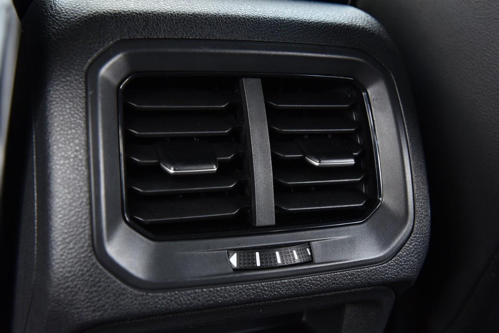 Volkswagen Tiguan Vehicle Full-screen Gallery Image 24