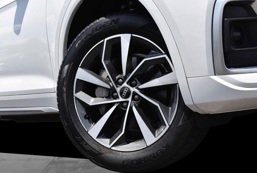 Audi Q5 Vehicle Full-screen Gallery Image 03