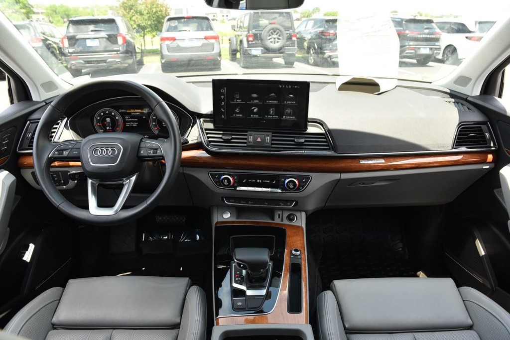 Audi Q5 Vehicle Full-screen Gallery Image 07