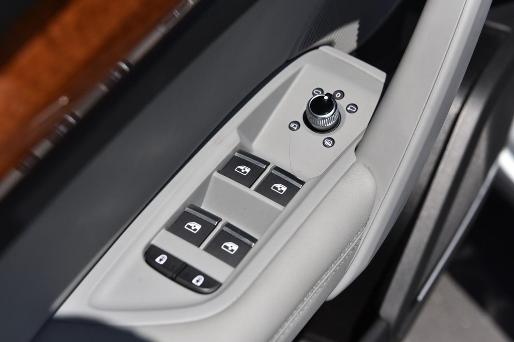 Audi Q5 Vehicle Full-screen Gallery Image 08