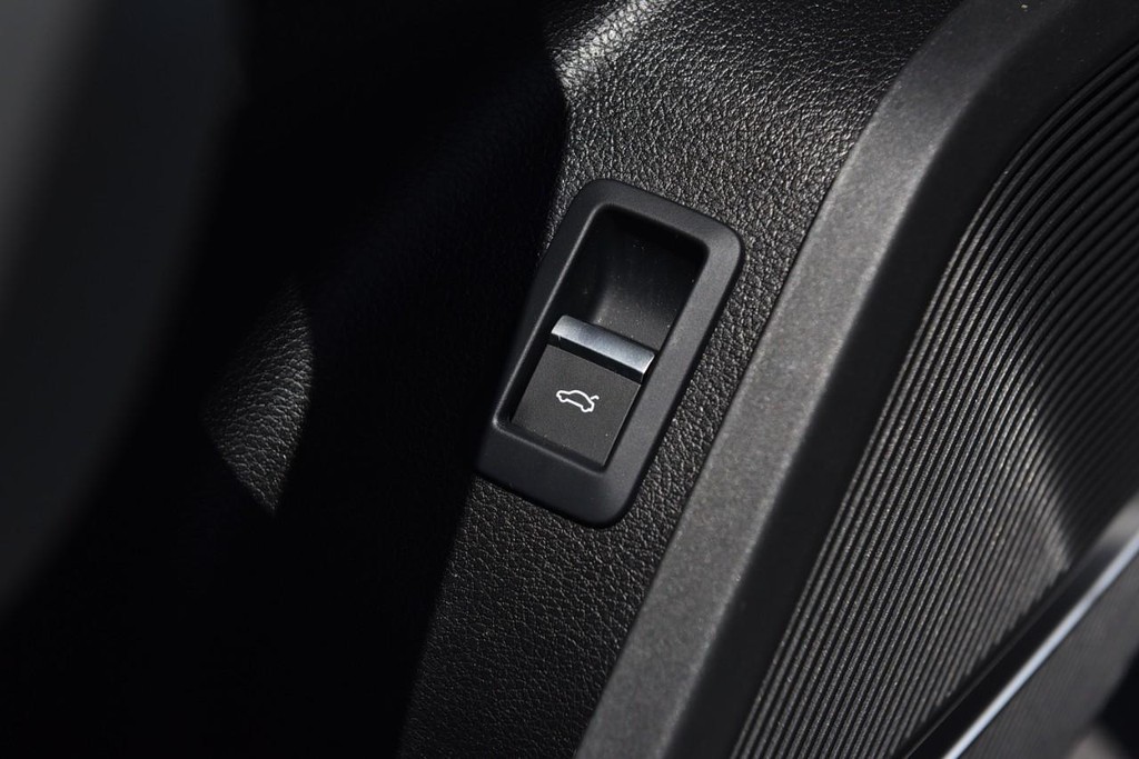 Audi Q5 Vehicle Full-screen Gallery Image 09