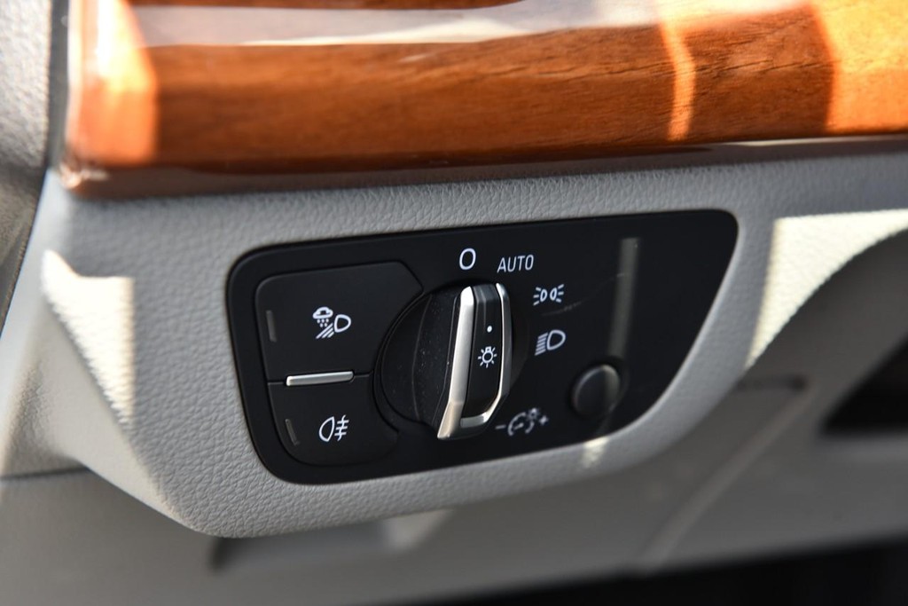 Audi Q5 Vehicle Full-screen Gallery Image 12