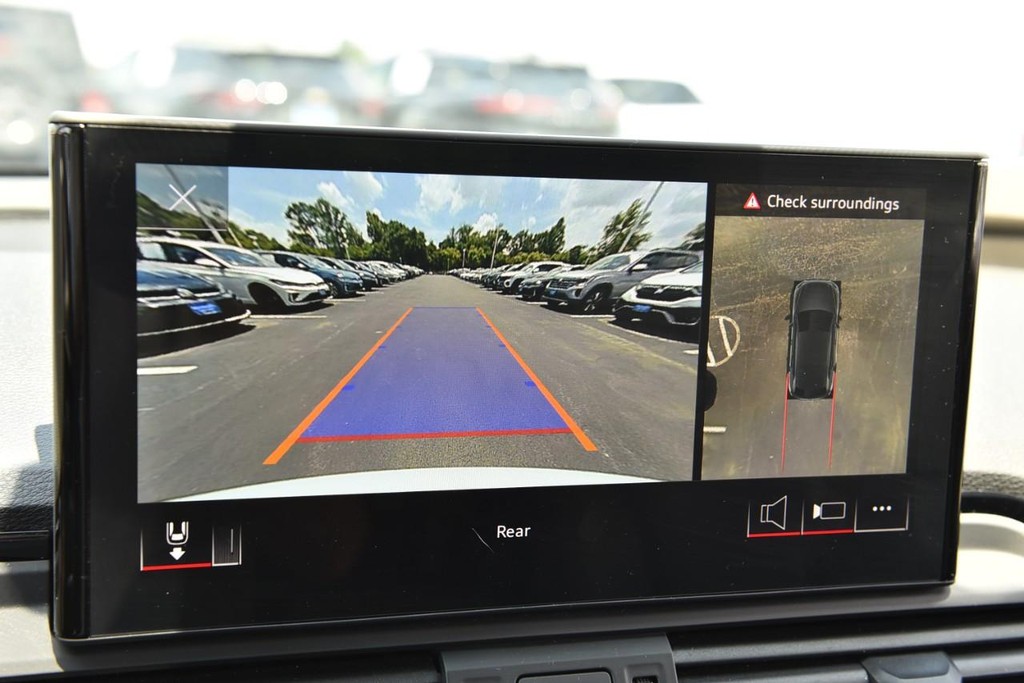 Audi Q5 Vehicle Full-screen Gallery Image 14