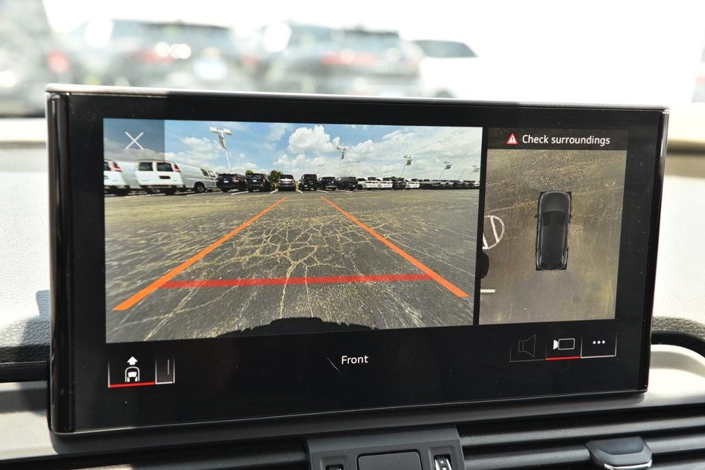 Audi Q5 Vehicle Full-screen Gallery Image 15