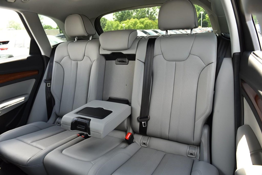 Audi Q5 Vehicle Full-screen Gallery Image 23