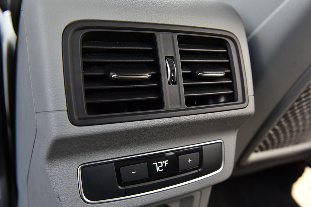 Audi Q5 Vehicle Full-screen Gallery Image 24