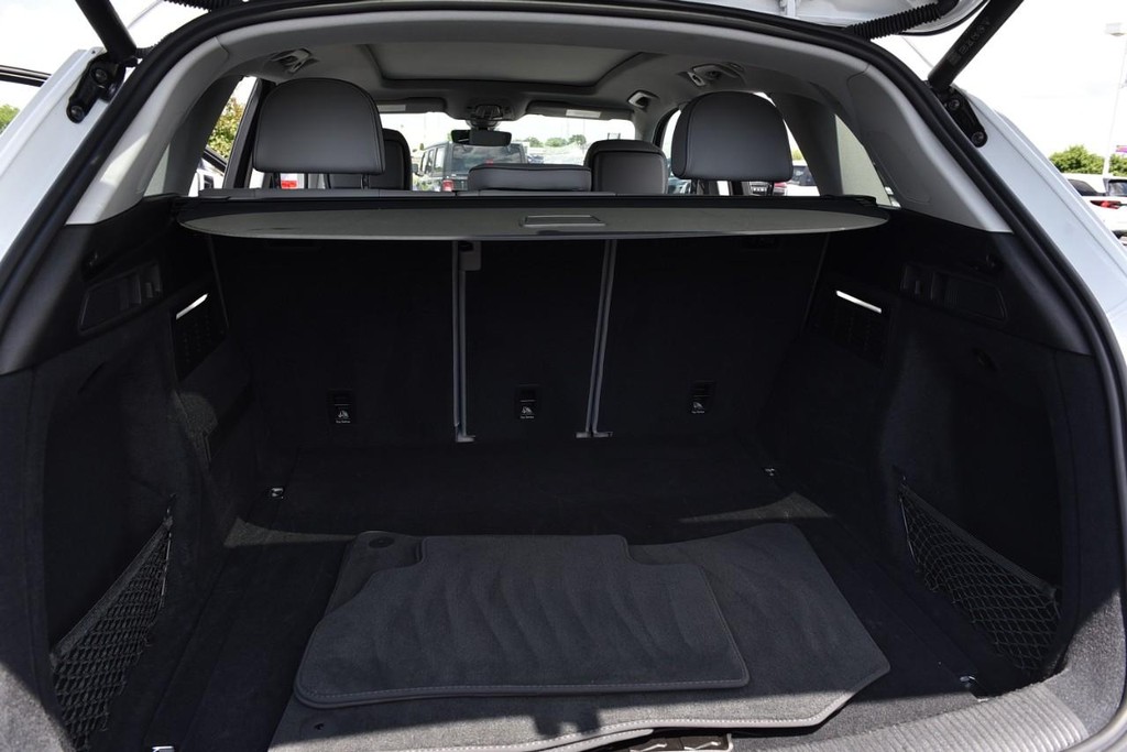 Audi Q5 Vehicle Full-screen Gallery Image 26