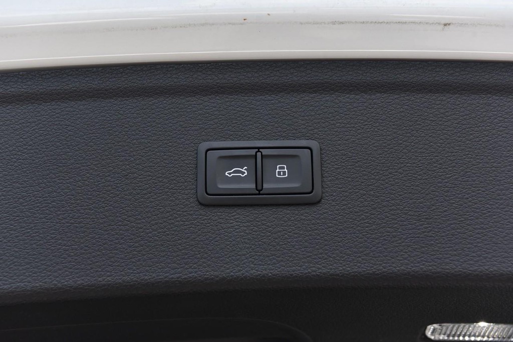 Audi Q5 Vehicle Full-screen Gallery Image 27