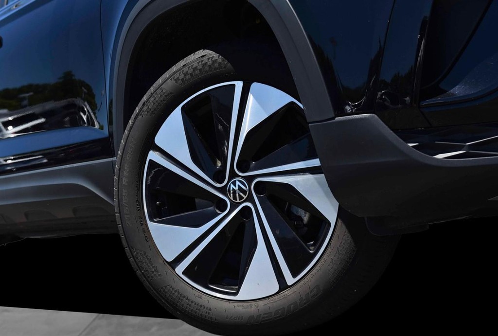 Volkswagen Taos Vehicle Full-screen Gallery Image 3