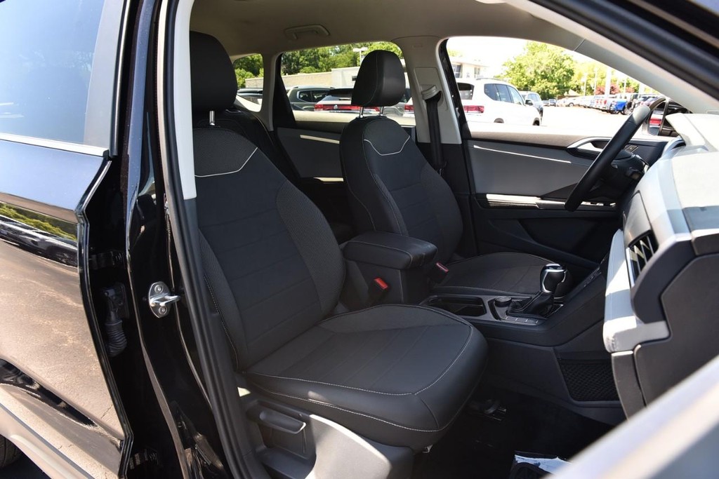 Volkswagen Taos Vehicle Full-screen Gallery Image 21