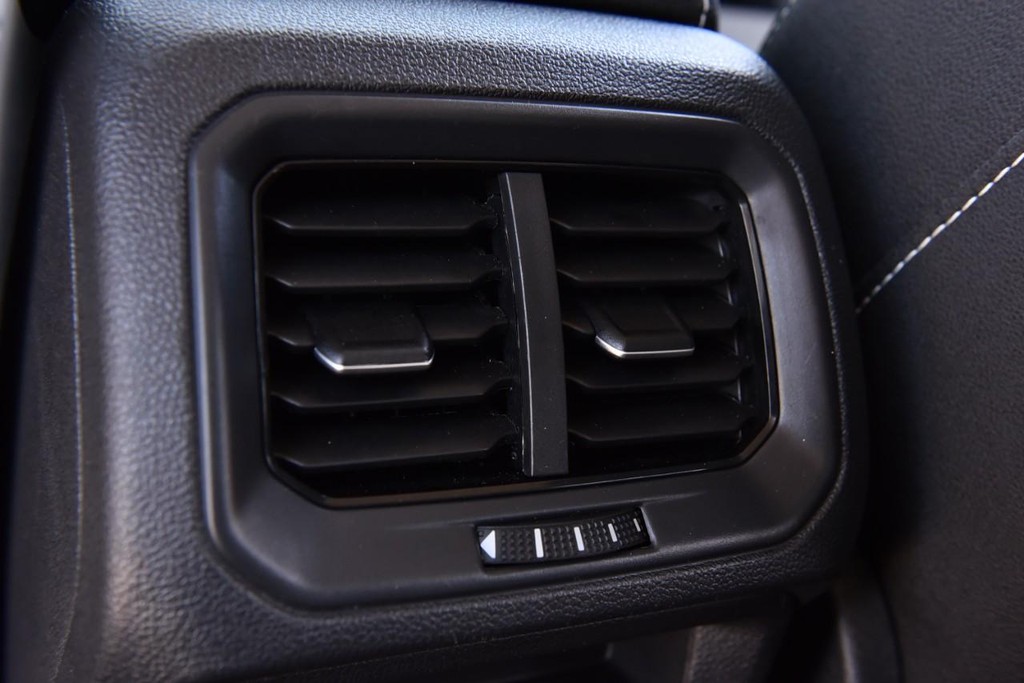 Volkswagen Taos Vehicle Full-screen Gallery Image 23