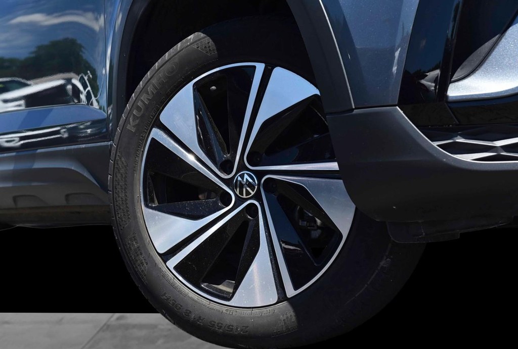Volkswagen Taos Vehicle Full-screen Gallery Image 3