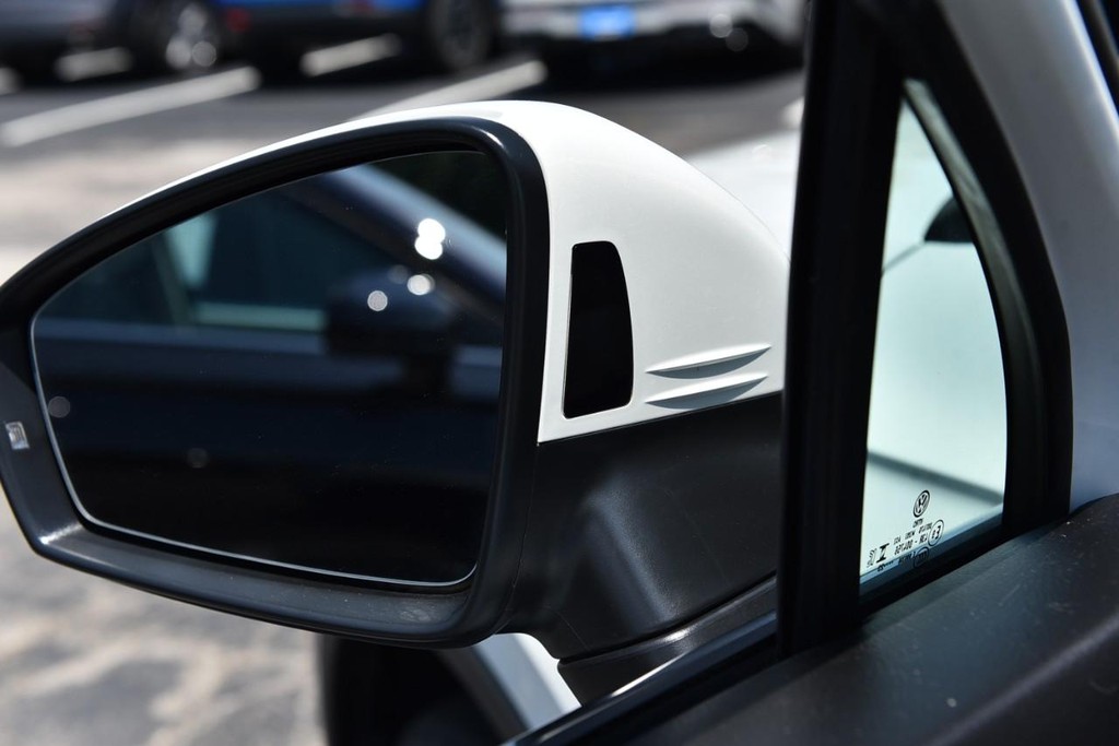 Volkswagen Tiguan Vehicle Full-screen Gallery Image 9