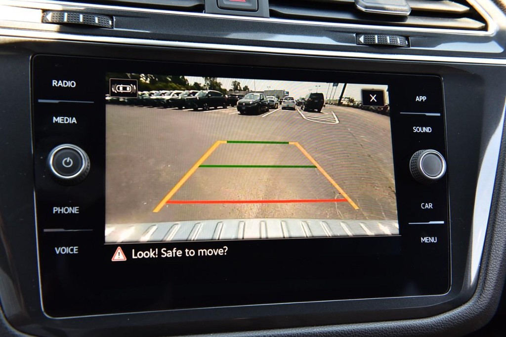 Volkswagen Tiguan Vehicle Full-screen Gallery Image 12