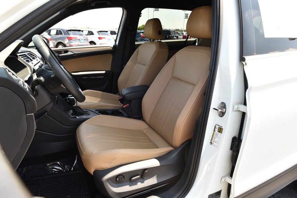 Volkswagen Tiguan Vehicle Full-screen Gallery Image 18